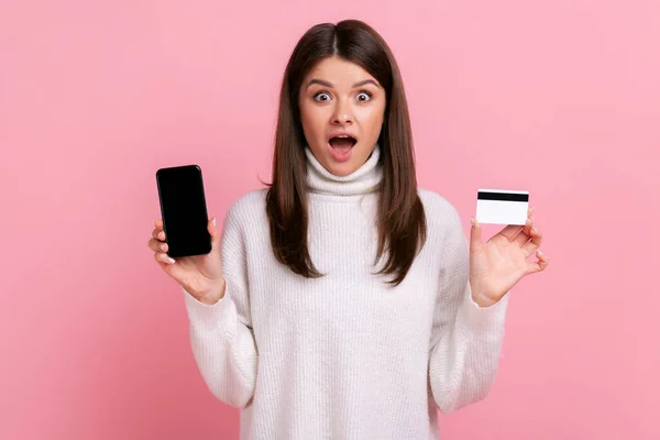 Wstrząśnięty Kobieta Posiadająca Kartę Kredytową Smartfon Pustym Ekranem Reklamy Lub — Zdjęcie stockowe