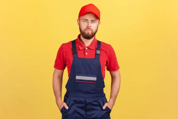 Retrato Trabajador Barbudo Vestido Con Uniforme Azul Gorra Roja Pie —  Fotos de Stock