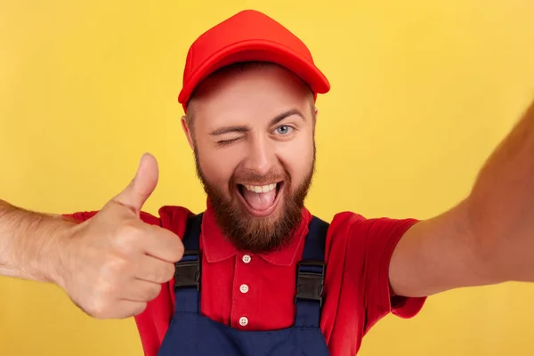 Tevreden Lachende Arbeider Blauw Uniform Die Selfie Nam Naar Camera — Stockfoto