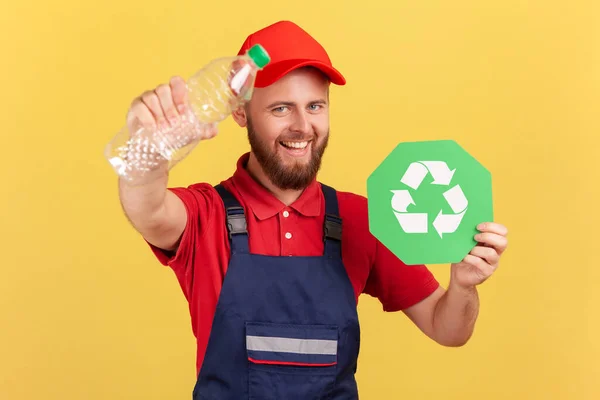 Retrato Barbudo Sorrindo Faz Tudo Segurando Sinal Reciclagem Garrafa Plástico — Fotografia de Stock