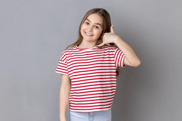 Retrato Una Niña Satisfecha Con Una Camiseta Rayas Sosteniendo Los — Foto de Stock