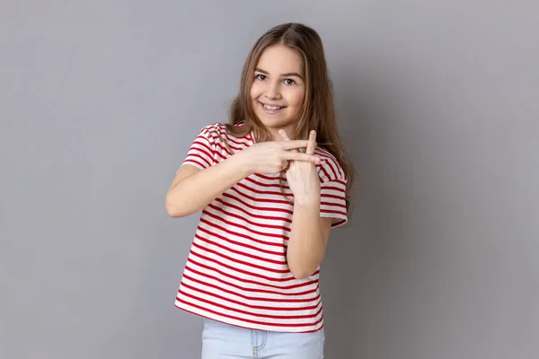 Internet Trends Portrait Little Girl Wearing Striped Shirt Crossing Fingers — Stock Photo, Image