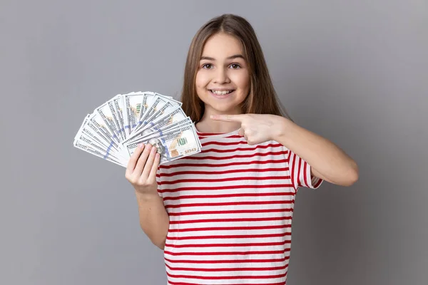 Portrét Spokojené Holčičky Pruhovaném Tričku Ukazující Fanouška Dolarových Bankovek Ukazující — Stock fotografie