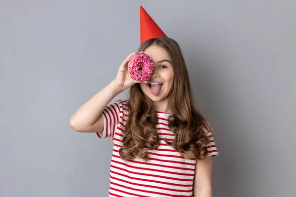 Portret Van Speels Vrolijk Klein Meisje Met Gestreept Shirt Feestkegel — Stockfoto