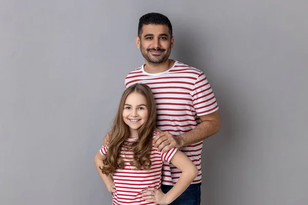 Retrato Feliz Padre Hija Positivos Camisetas Rayas Pie Mirando Sonriente —  Fotos de Stock