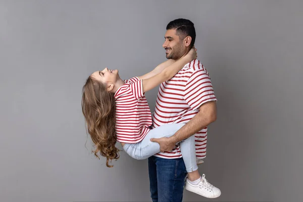 Retrato Padre Hija Encantados Con Camisetas Rayas Pasando Tiempo Juntos — Foto de Stock