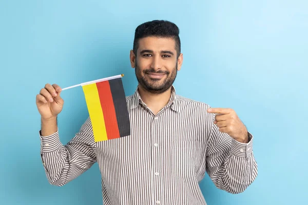 Портрет Довольного Человека Бородой Указывающей Флаг Германии Отмечающего День Германии — стоковое фото