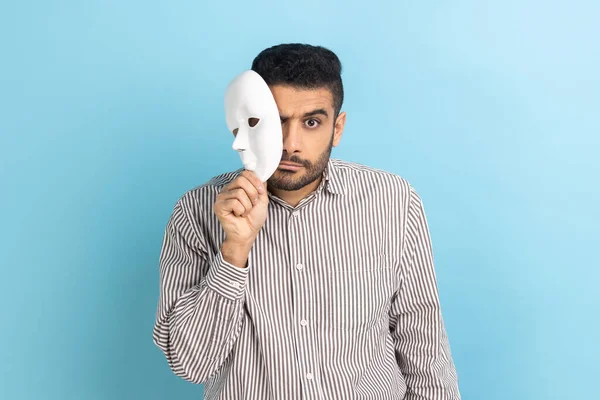 Ernsthafter Bärtiger Geschäftsmann Der Eine Weiße Maske Aus Dem Gesicht — Stockfoto