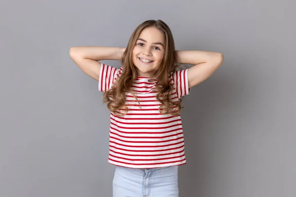 Πορτρέτο Ικανοποιημένο Αξιολάτρευτο Κοριτσάκι Φορώντας Ριγέ Shirt Στέκεται Και Κοιτάζοντας Εικόνα Αρχείου