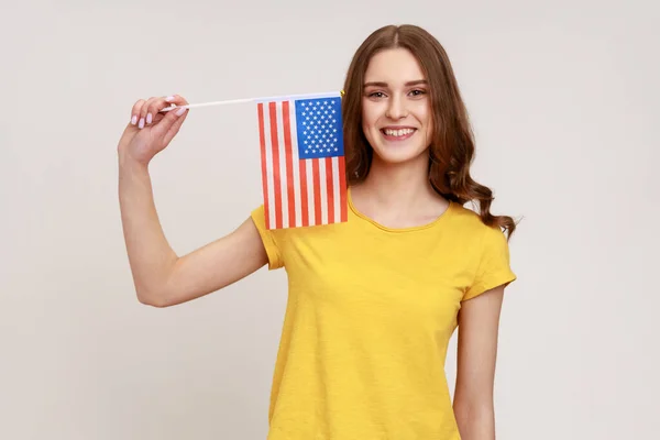 Uśmiechnięta Atrakcyjna Nastolatka Żółtej Luźnej Koszulce Flagą Usa Patrząca Obiektyw — Zdjęcie stockowe