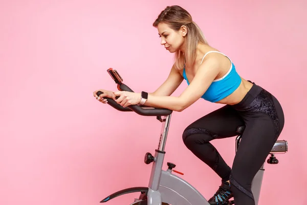 Mulher Loira Jovem Bonita Andar Bicicleta Exercício Assistir Algo Telefone — Fotografia de Stock