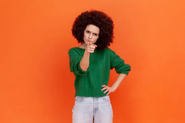 Afro Saç Stili Katı Kadın Portresi Kameraya Işaret Parmağıyla Dikilmiş — Stok fotoğraf