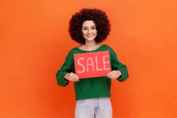 Afro Saç Stili Gülümseyen Bir Kadın Yeşil Günlük Bir Süveter — Stok fotoğraf