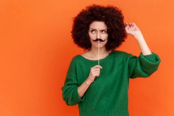 Pensive Žena Afro Účes Nosit Zelený Ležérní Styl Svetr Slavnostní — Stock fotografie