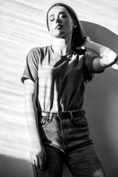 Tişört Kot Pantolon Giyen Güzel Bir Kadın Romantik Bir Ifadeyle — Stok fotoğraf