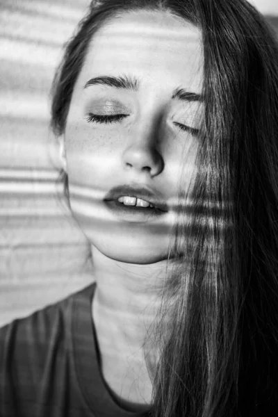 Närbild Porträtt Attraktiv Kvinna Med Naturlig Makeup Poserar Med Slutna — Stockfoto