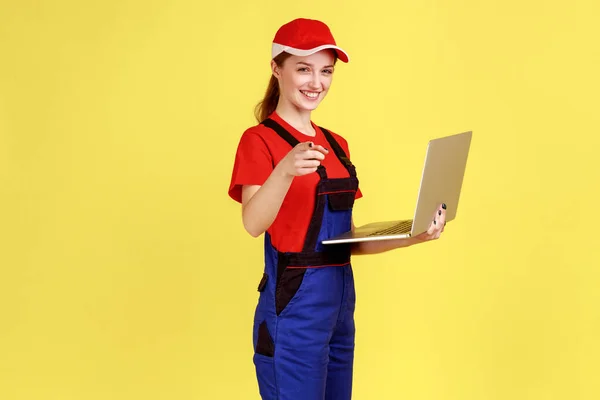 Portré Mosolygós Boldog Munkás Dolgozik Online Laptop Számítógépen Néz Mutat — Stock Fotó