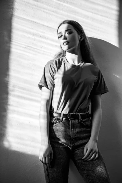 Tişört Kot Pantolon Giyen Genç Güzel Bir Kadın Kameraya Romantik — Stok fotoğraf