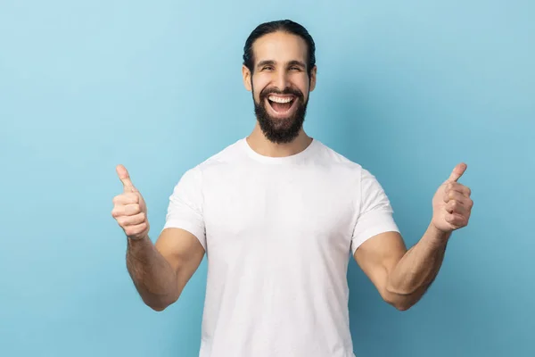 Portrait Man Beard Wearing White Shirt Standing Thumbs Gesture Demonstrating — Foto de Stock