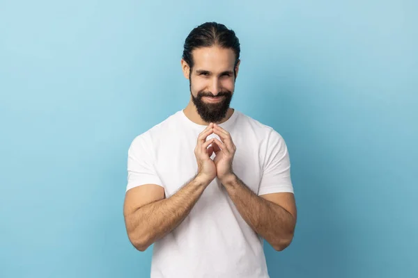 Portrait Devious Man Beard Wearing White Shirt Smirking Conspiring Cunning — Stockfoto