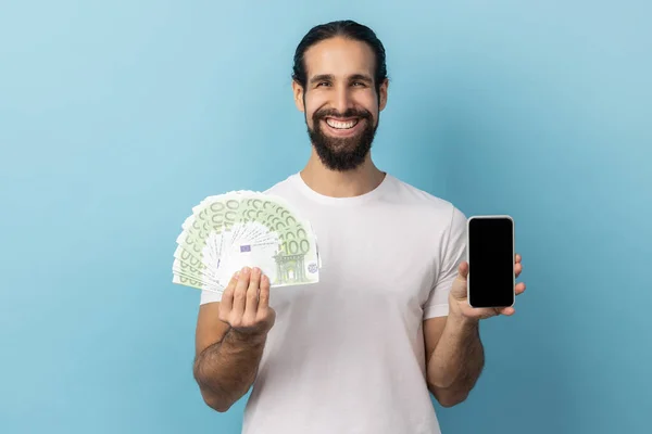 Beyaz Tişörtlü Sakallı Bir Adamın Portresi Elinde Euro Banknotlarının Hayranı — Stok fotoğraf
