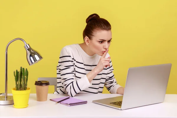 Please Keep Secret Woman Employee Sitting Workplace Shushing Silence Gesture — 图库照片