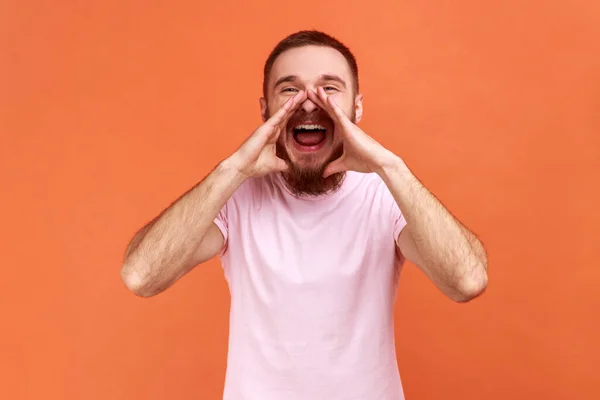 Portrait Bearded Man Loudly Yelling Widely Opening Mouth Holding Hands — 图库照片