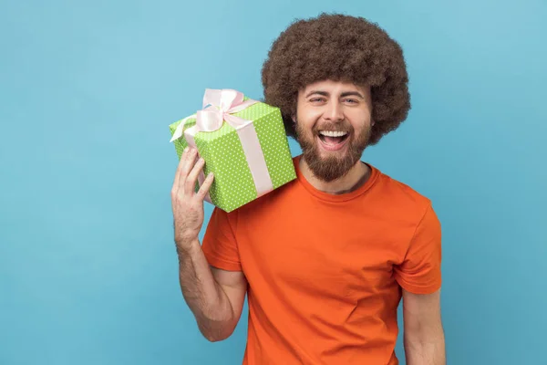 Retrato Hombre Extremadamente Feliz Con Peinado Afro Con Una Camiseta — Foto de Stock