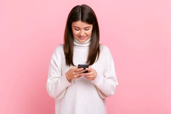 Pozytywna Optymistyczna Kobieta Używająca Smartfona Szczęśliwym Wyrazem Twarzy Słysząca Przyjemne — Zdjęcie stockowe