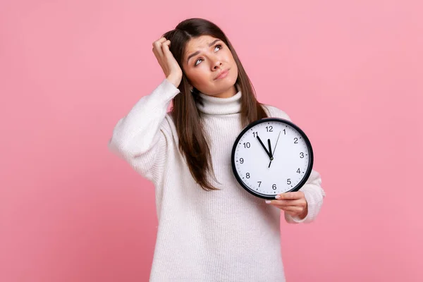 Pensive Confused Female Dark Hair Holding Big Wall Clock Looking — Φωτογραφία Αρχείου