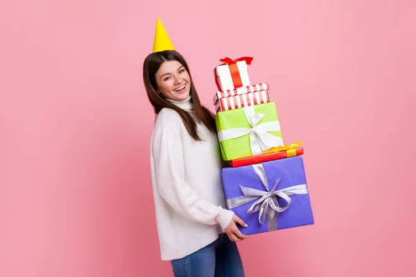 Lachende Positieve Brunette Vrouw Feestkegel Vieren Verjaardag Met Veel Geschenkdozen — Stockfoto