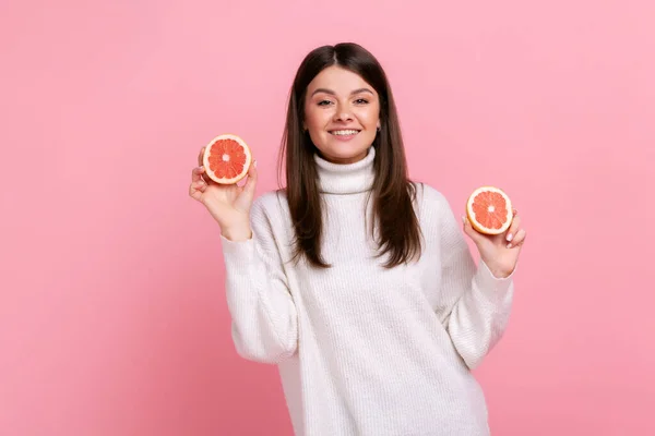 Joyful Lively Woman Showing Two Half Slices Grapefruit Detox Healthy — Stockfoto