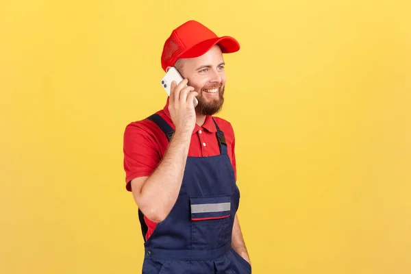 Portret Van Een Blije Koerier Reparateur Een Overall Die Telefoon — Stockfoto