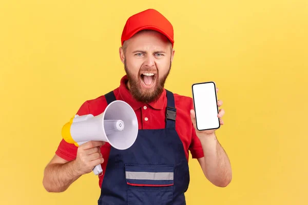 Öfkeli Sakallı Bir Işçinin Portresi Elinde Megafon Reklam Alanındaki Boş — Stok fotoğraf