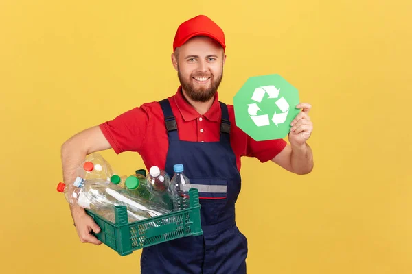 Portret Zadowolonego Brodatego Złotej Rączki Stojącego Trzymającego Znak Recyklingu Pudełko — Zdjęcie stockowe