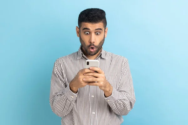 Portrait Astonished Businessman Using Cellphone Open Mouth Reading Shocked News — Foto de Stock