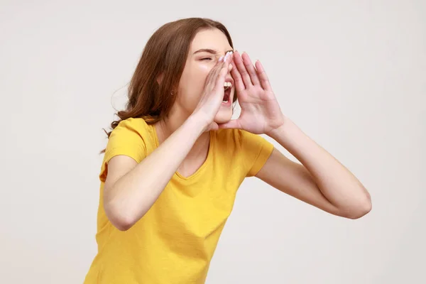 Profile Teenager Girl Yellow Shirt Keeps Arms Wide Open Mouth — Stok fotoğraf