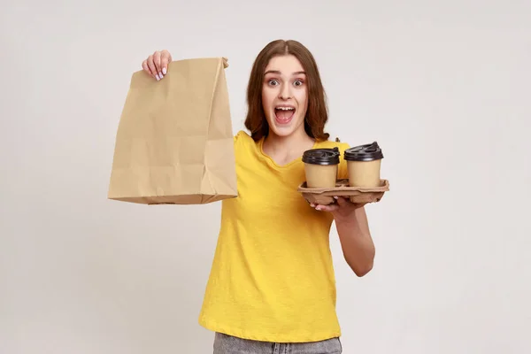 Gelukkig Opgewonden Tiener Meisje Geel Shirt Met Kopjes Koffie Papieren — Stockfoto