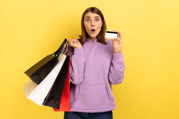 Surprised Amazed Woman Holding Showing Limitless Credit Card Shopping Bags — 图库照片