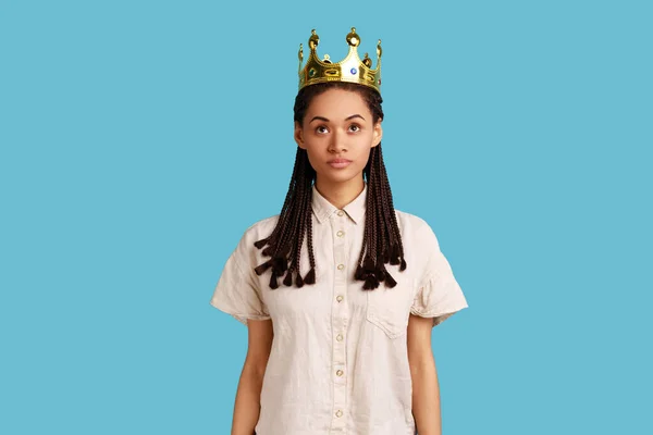 Arrogant Selfish Woman Black Dreadlocks Egoistically Looking Posing Crown Head — Fotografia de Stock