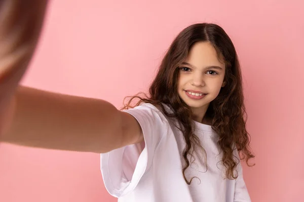Portret Zadowolonej Dziewczynki Ubranej Biały Shirt Robiącej Selfie Patrzącej Kamerę — Zdjęcie stockowe