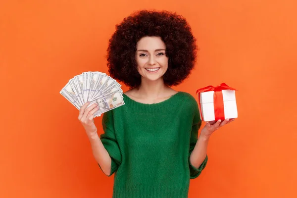 Positive Woman Afro Hairstyle Wearing Green Casual Style Sweater Holding — Foto de Stock