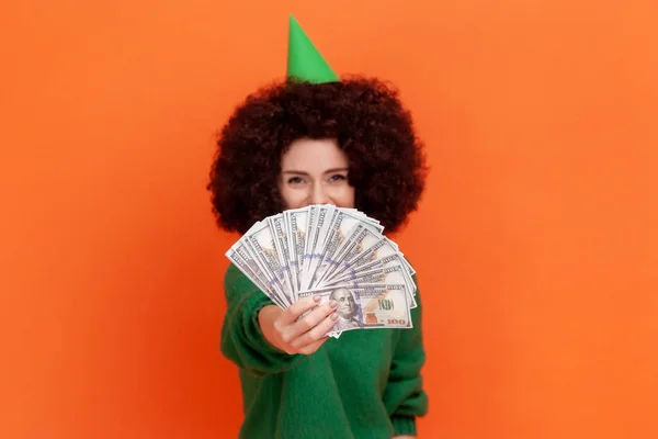 Satisfied Woman Afro Hairstyle Wearing Green Casual Style Sweater Holding — ストック写真
