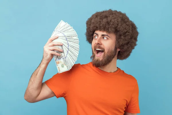 Portrait Man Afro Hairstyle Orange Shirt Holding Dollar Banknotes Looking — Zdjęcie stockowe