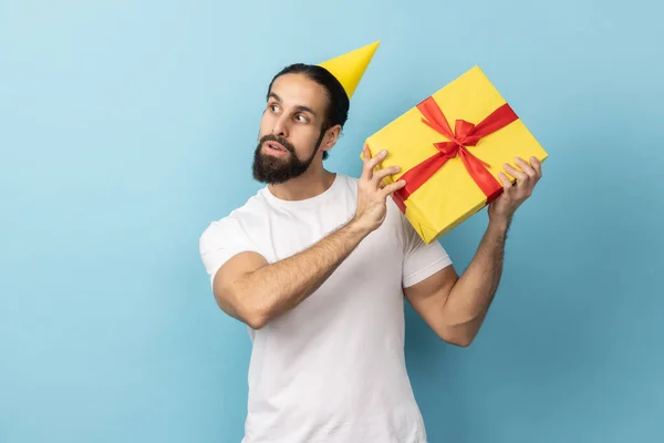 Portrait Man Wearing White Shirt Party Cone Holding Shaking Wrapped — Φωτογραφία Αρχείου