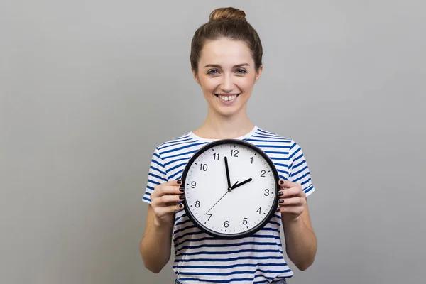 Portrait Cheerful Woman Wearing Striped Shirt Holding Big Wall Clock — ストック写真