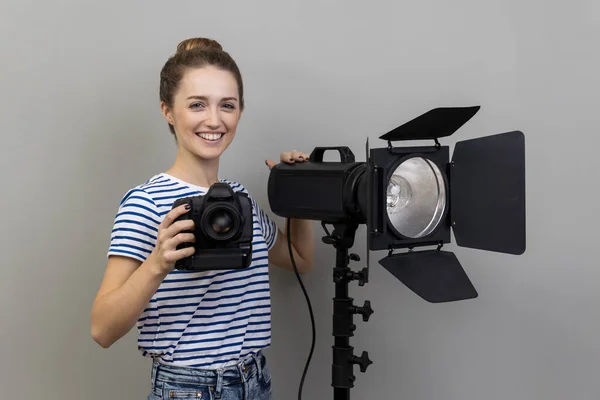 Retrato Mulher Encantada Fotógrafa Satisfeita Vestindo Shirt Segurando Câmera Trabalhando — Fotografia de Stock