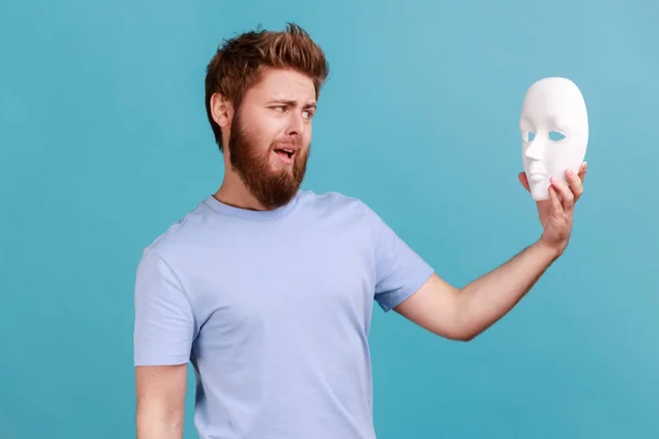 Portrait Confused Puzzled Handsome Young Adult Bearded Man Holding White — Φωτογραφία Αρχείου