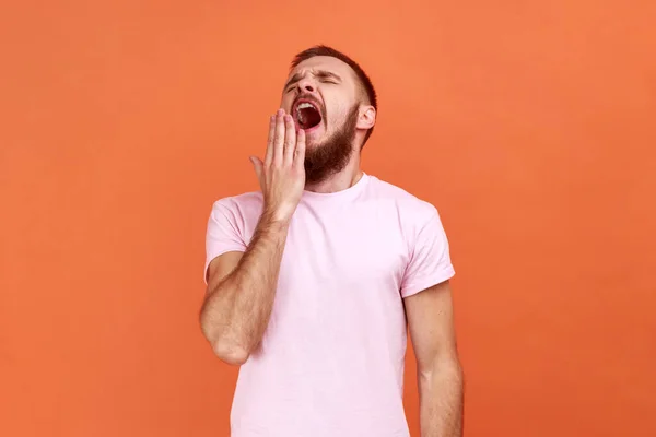 Portrait Tired Sleepless Bearded Man Yawning Covering Mouth Hand Feeling — Φωτογραφία Αρχείου