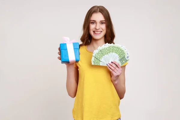 Gift Shopping Happy Teenager Girl Yellow Shirt Holding Present Box — Stock fotografie